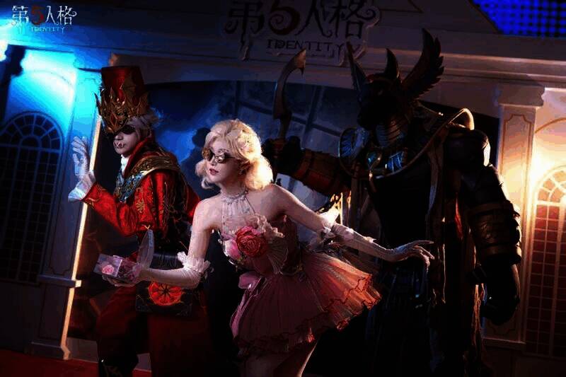 《第五人格》小雪线下活动中人气角色COSER与访客合影图