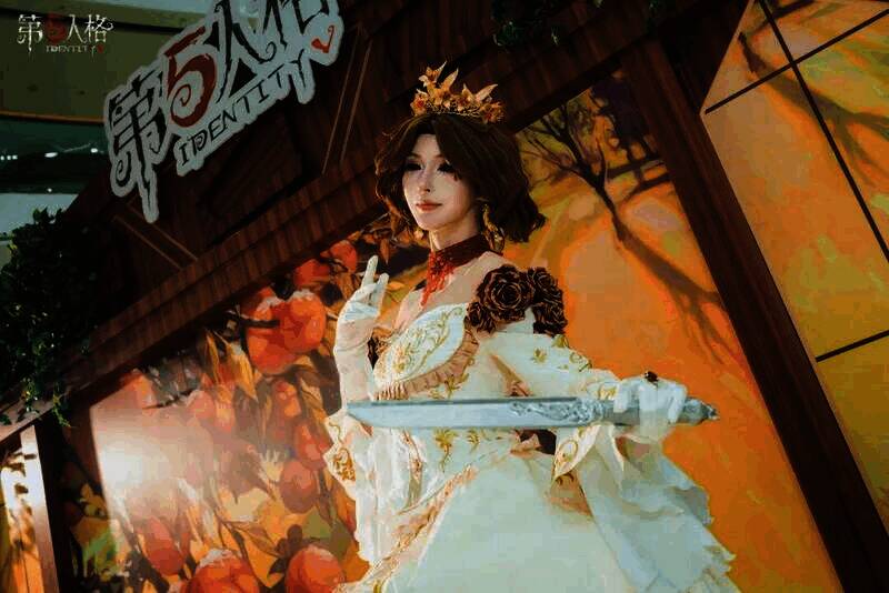 COSER 扮演红夫人形象图