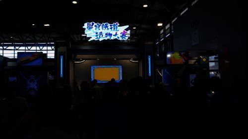 《星铁》展台人潮涌动图