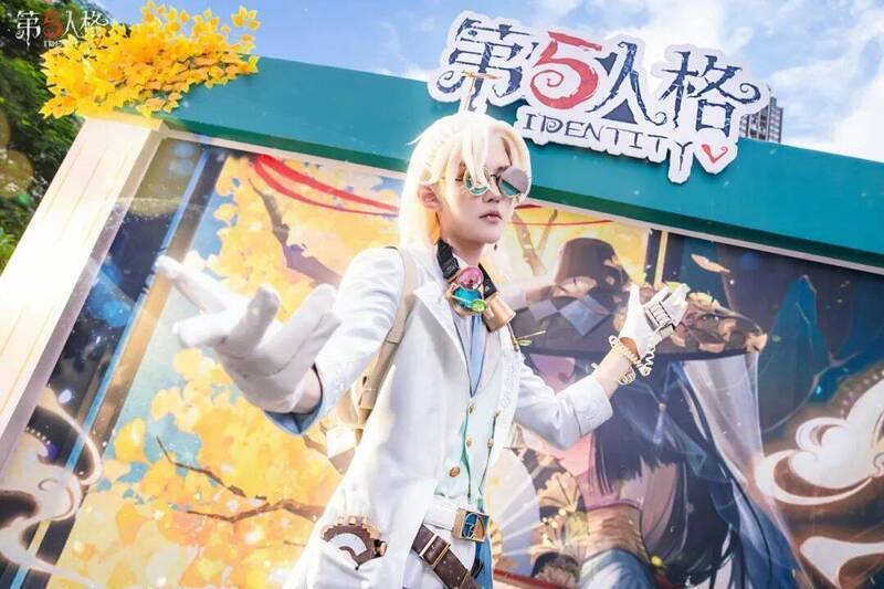 《第五人格》秋分线下活动中COSER扮演角色画面1