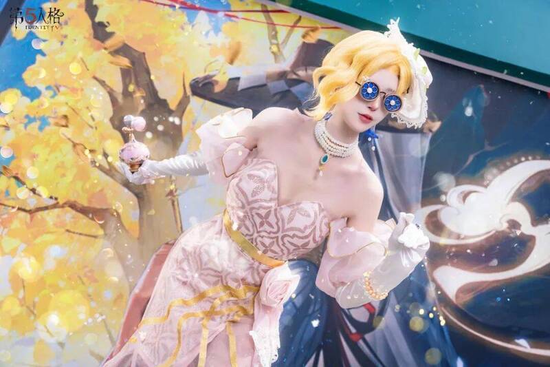 《第五人格》秋分线下活动中COSER扮演角色画面3