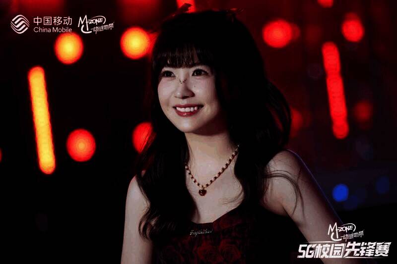 活动现场观众欢呼画面