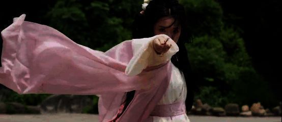 峨眉山第一山亭外放置墨剑的图片