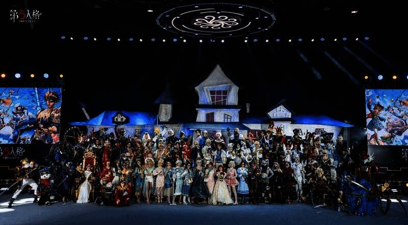 庄园全角色coser合影画面