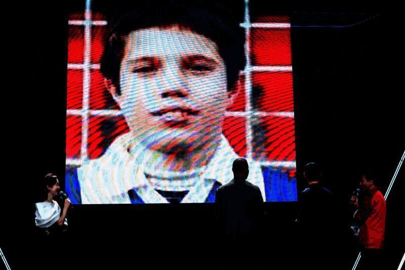 球迷与古利特进行猜球星照片互动