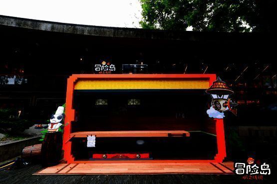 鼓楼小广场的像素风小档口和合影立牌