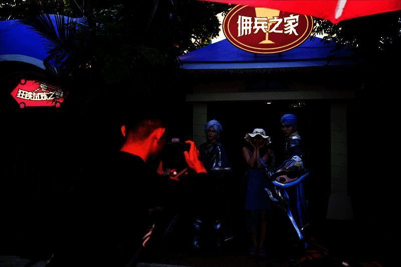 Coser与粉丝互动画面