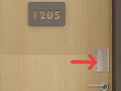 用螺丝刀拧开铁板获取螺丝钉的图片