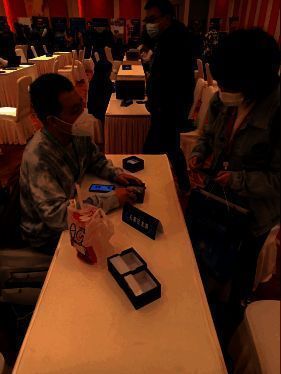 游戏制作人项目洽谈场景