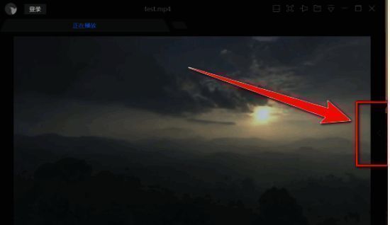 播放列表展开按钮位于界面右侧，显示为一个小于号图标