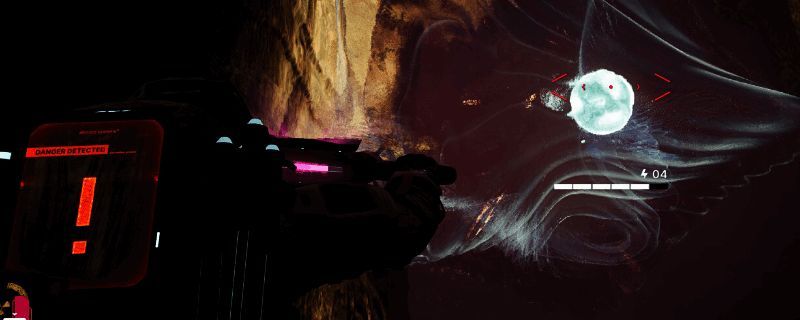 游戏中玩家正在开启红色私人物品箱，角色站在地图角落，周围环境昏暗但箱子散发红光