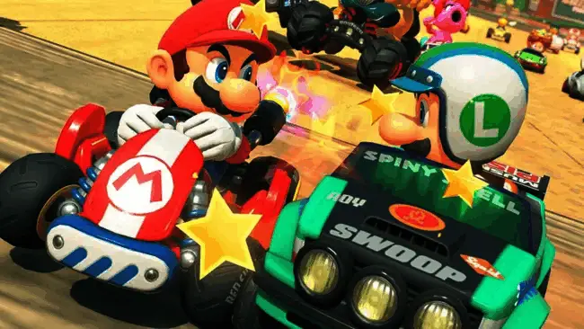 吉田修平接受采访现场照片，神情专注地回答问题