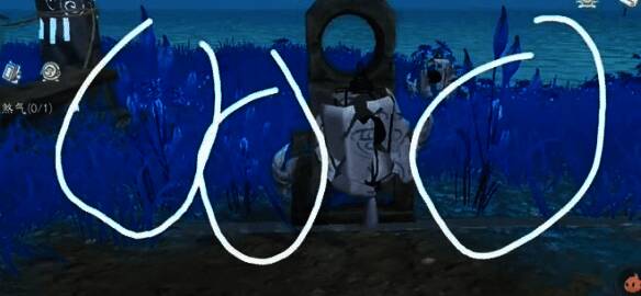 四个石灯及旁边花朵的画面