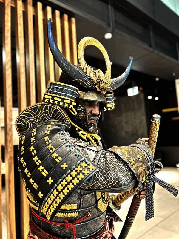 《刺客信条：影》奈绪江和弥助雕像侧面