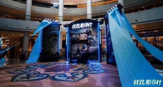 玩家在敦煌主题舞台前拍照打卡图片