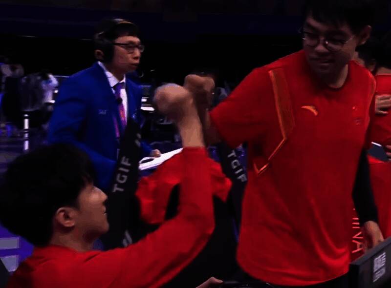 Maybe与Ame碰拳庆祝