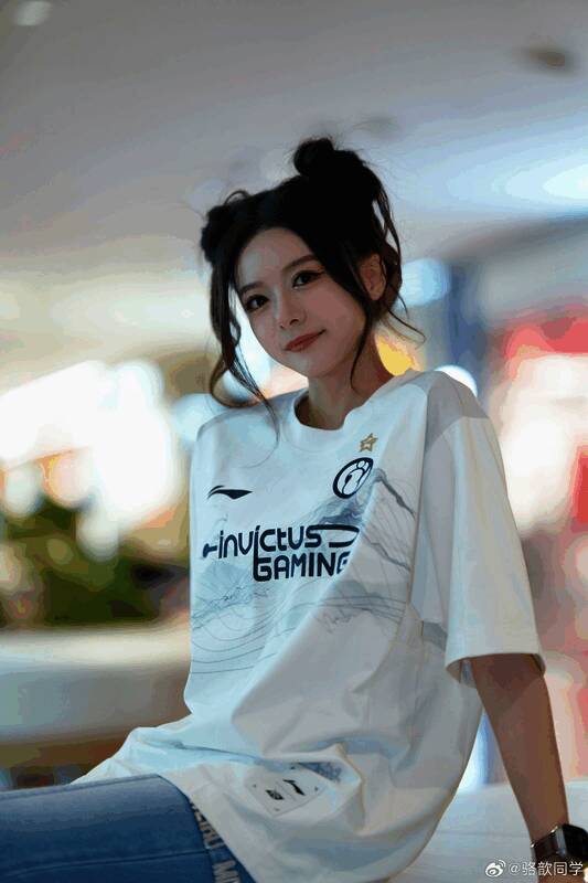 骆歆穿IG新队服照片1