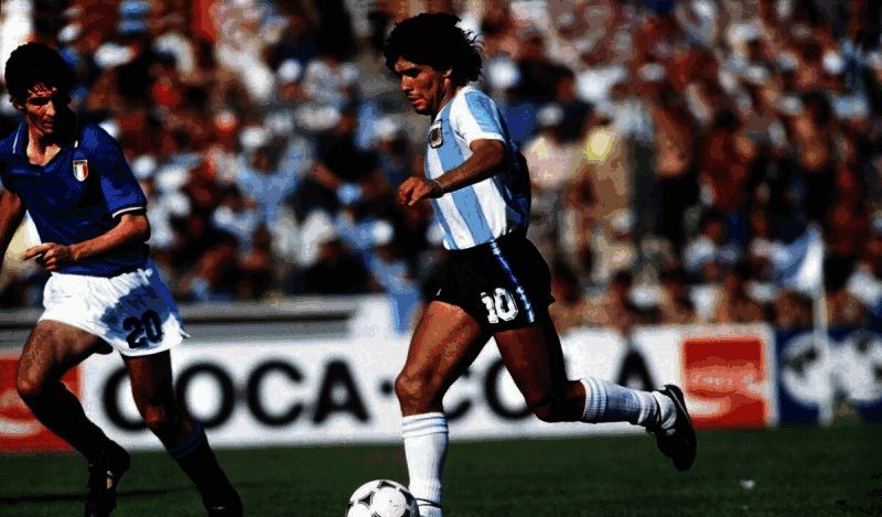 《实况足球》中马拉多纳相关宣传图