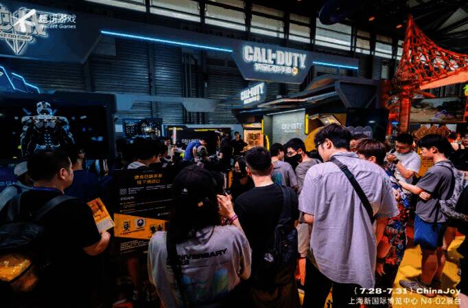 战士们领取福利奖品