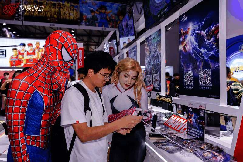 玩家排队等待试玩新游戏