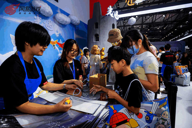 玩家在《光·遇》打卡点互动