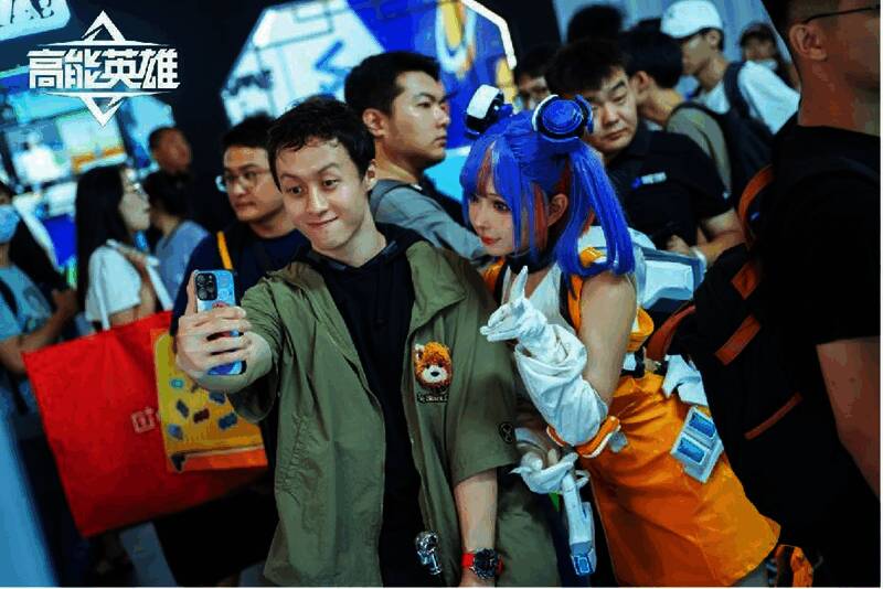 《高能英雄》展区Coser与玩家互动画面2