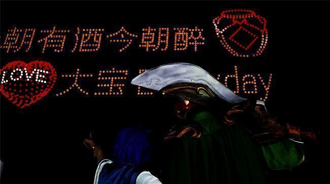 AR技术呈现的游戏角色画面，背景为城市商业街实景