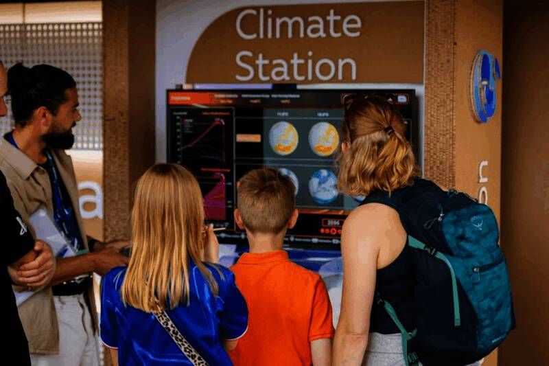 气象学家Laura Tobin在视频中讲解气候数据，画面右侧显示气温上升曲线图