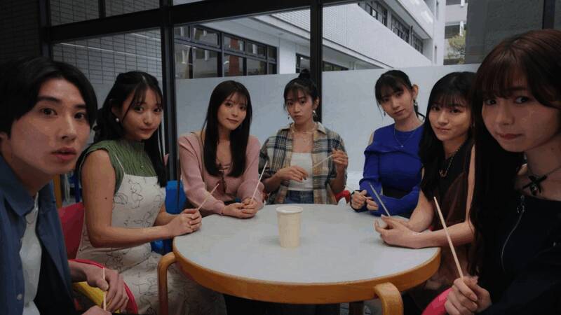 主角在东京街头与其中一位女主角交谈的场景，画面充满生活气息