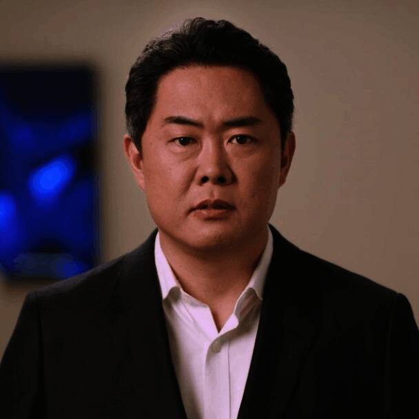 SIE总裁西野秀明正在会议中发言，神情专注地阐述PlayStation未来战略