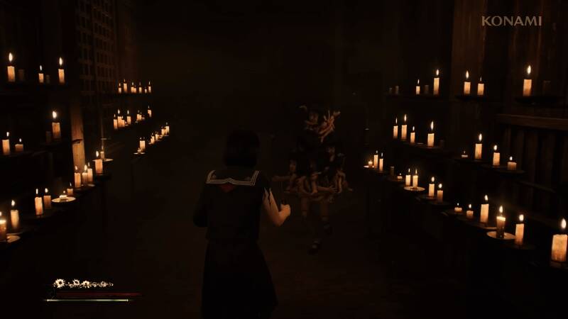 主角雏子站在雾气弥漫的街头，远处隐约可见诡异轮廓