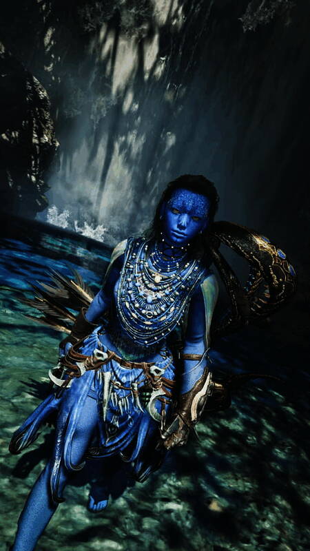 玩家自定义的蓝皮肤女性角色，在丛林环境中展现出独特魅力