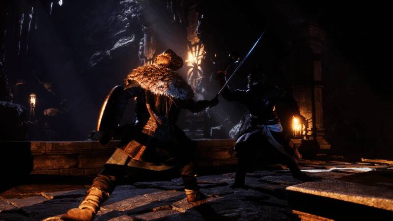 夜晚篝火旁的角色对话场景，气氛温馨而神秘