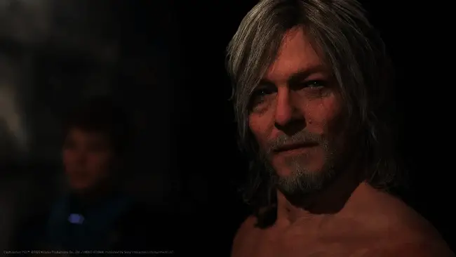 小岛秀夫与诺曼·瑞杜斯在拍摄现场交流，两人神情专注