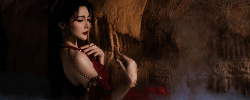 游戏宣传图展示主要角色与界面设计风格