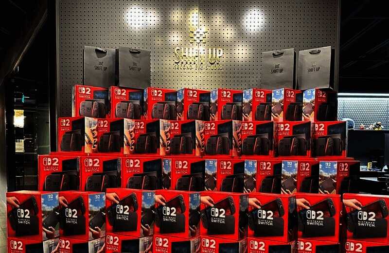 员工开心合影留念，背景为大量Switch2主机
