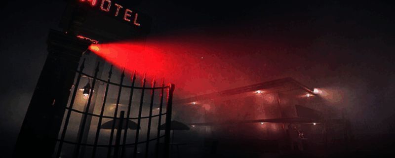 夜勤旅店主界面展示，昏暗色调营造出压抑氛围