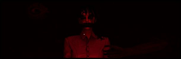 角色在走廊中行走的画面，墙壁上投下诡异阴影