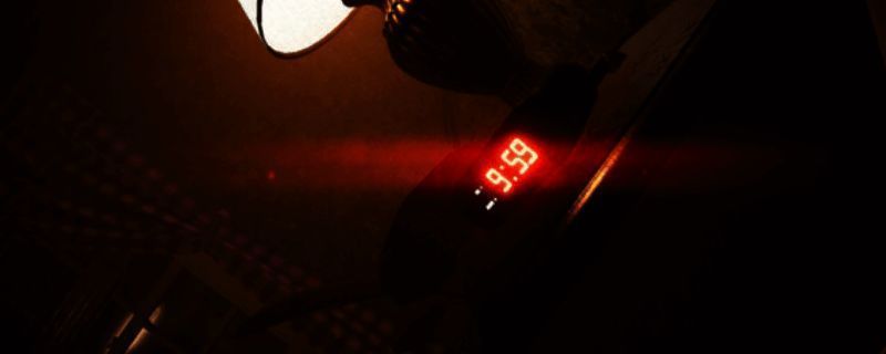 夜勤旅店游戏封面展示，昏暗灯光下的旅馆前台场景，营造出诡异氛围