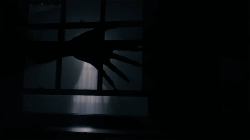 怪物追踪画面，天花板破洞中探出怪异肢体