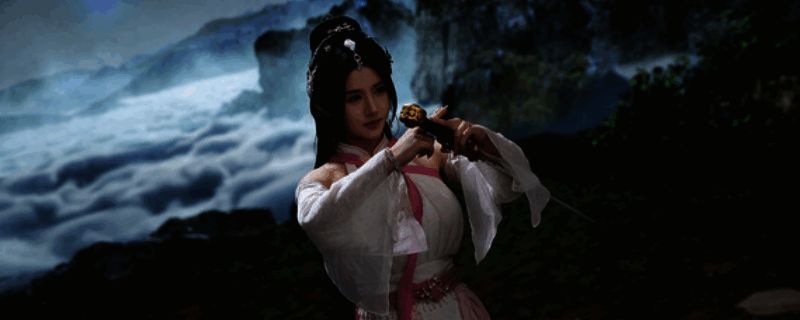 游戏中女主身穿古装侧身而立，背景为古典庭院场景，整体画质清晰细腻