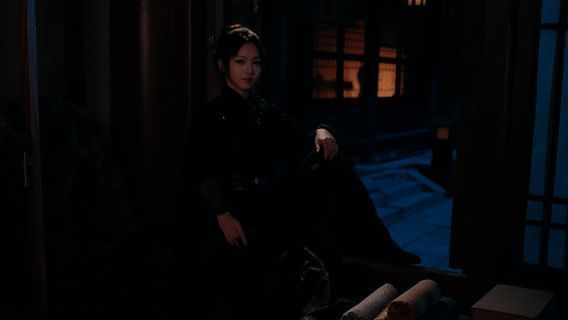 阿宁战斗场景展示，手持短刃，眼神凌厉