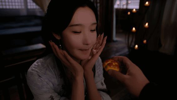 苏清儿书斋独坐场景，身旁堆满书籍，神色忧郁而柔美