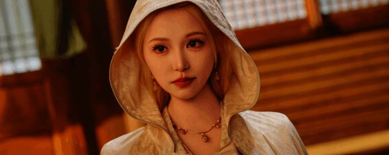 游戏画面展示，主角身处古代庭院中，周围环绕多位古装美女角色，场景唯美梦幻