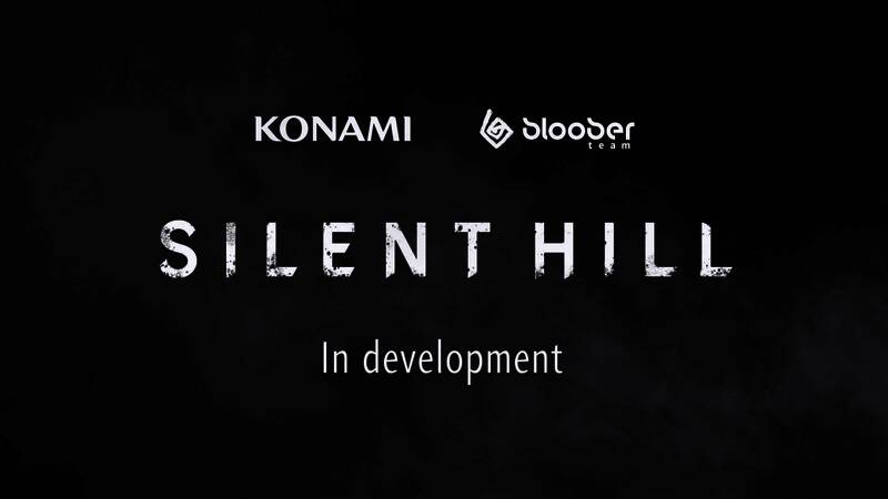 《寂静岭1：重制版》官方宣传图，灰雾弥漫的街道与标志性怪物轮廓若隐若现