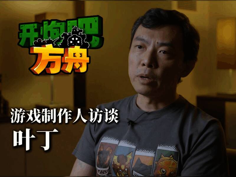 开发者工作照，展示团队成员在电脑前认真调试游戏画面