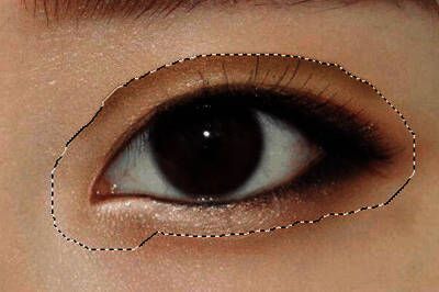 使用加深工具涂抹后的效果，初步呈现双眼皮轮廓