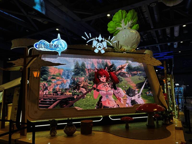 展台外观展示，顶部装饰为标志性‘菜鸡’形象，吸引观众目光