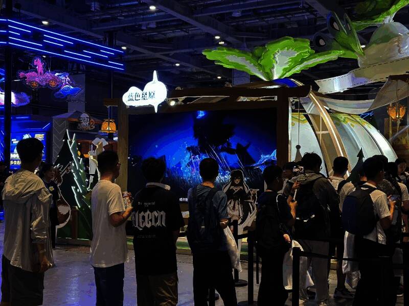 现场玩家领取试玩手环，工作人员有序分发中