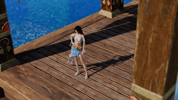 晨夕・玉漫漫外观细节图，腰间缠绕的花朵与绿叶精致逼真